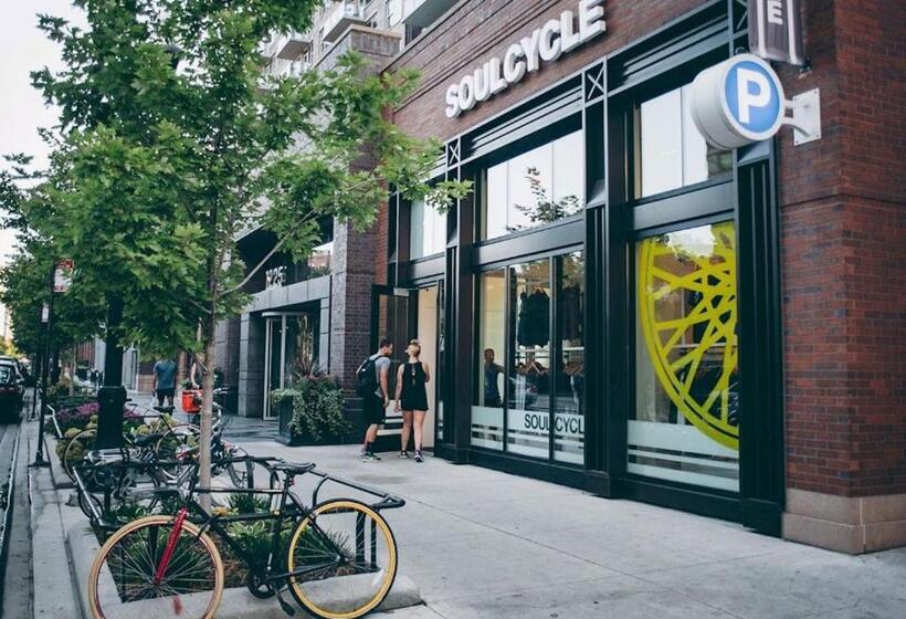سوئیت مدیریتی 2 خوابه, Level Chicago   Old Town