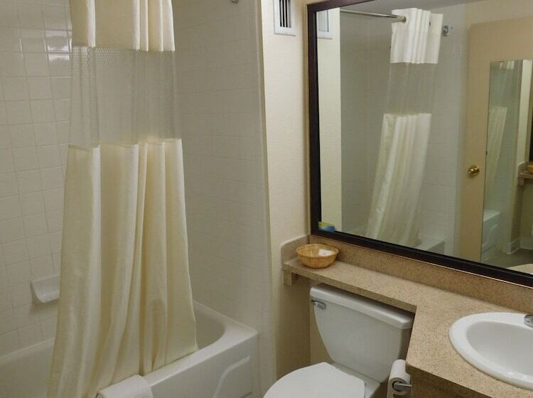 اتاق استاندارد با تخت دوبل, Days Inn & Suites By Wyndham Cedar Rapids