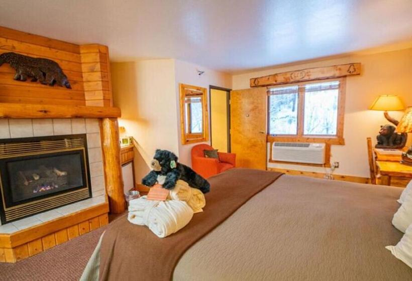 Suite, Spearfish Canyon Lodge