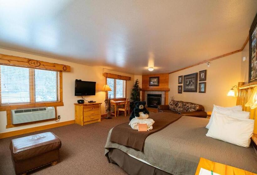 Suite, Spearfish Canyon Lodge