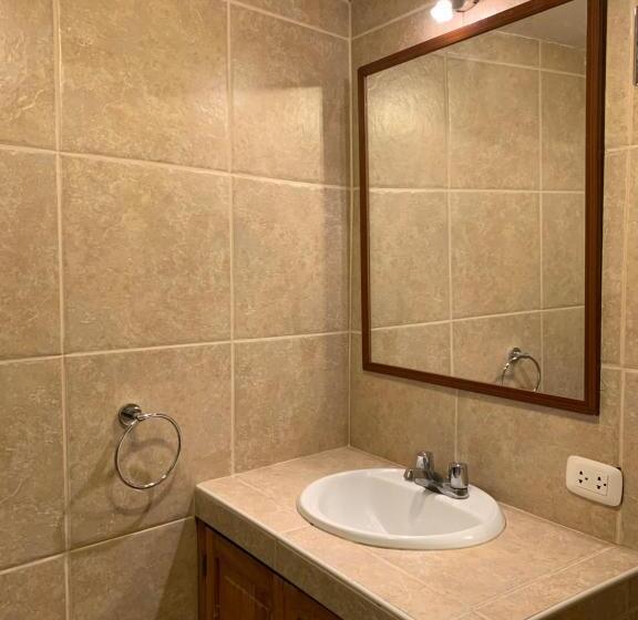 تختخواب در اتاق مشترک, Gaia House Hostel