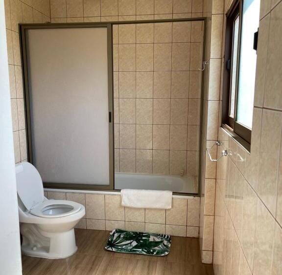 اتاق لوکس با بالکن و چشم‌انداز دریا, Teanehi Bed & Breakfast