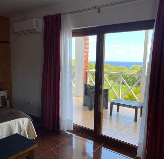 اتاق لوکس با بالکن و چشم‌انداز دریا, Teanehi Bed & Breakfast