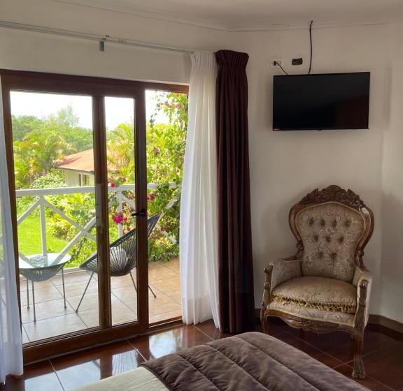 اتاق لوکس با بالکن, Teanehi Bed & Breakfast