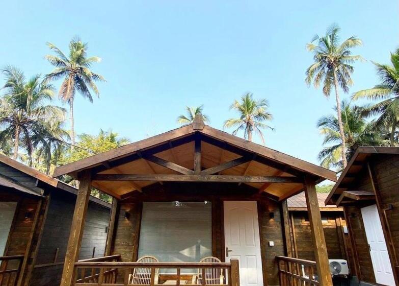کلبه دلوکس, Golden Sands Resort, Morjim