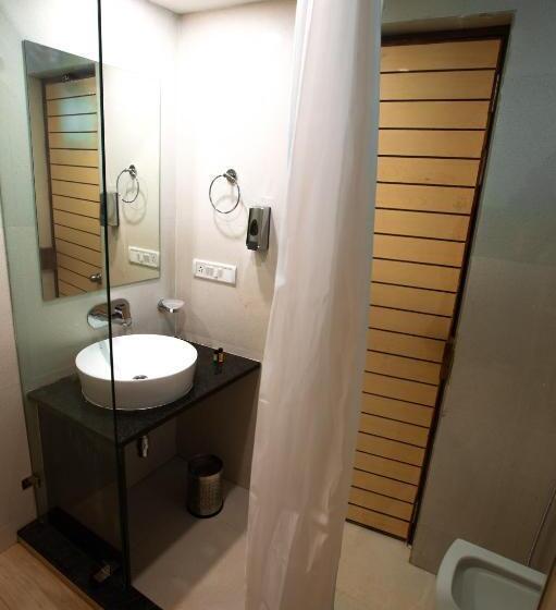 اتاق لوکس با چشم‌انداز استخر, Golden Sands Resort, Morjim