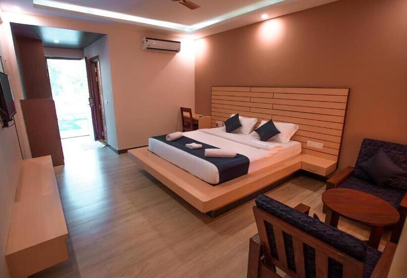 اتاق لوکس با چشم‌انداز استخر, Golden Sands Resort, Morjim