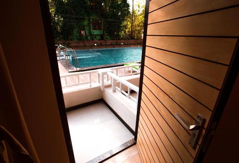 اتاق لوکس با چشم‌انداز استخر, Golden Sands Resort, Morjim