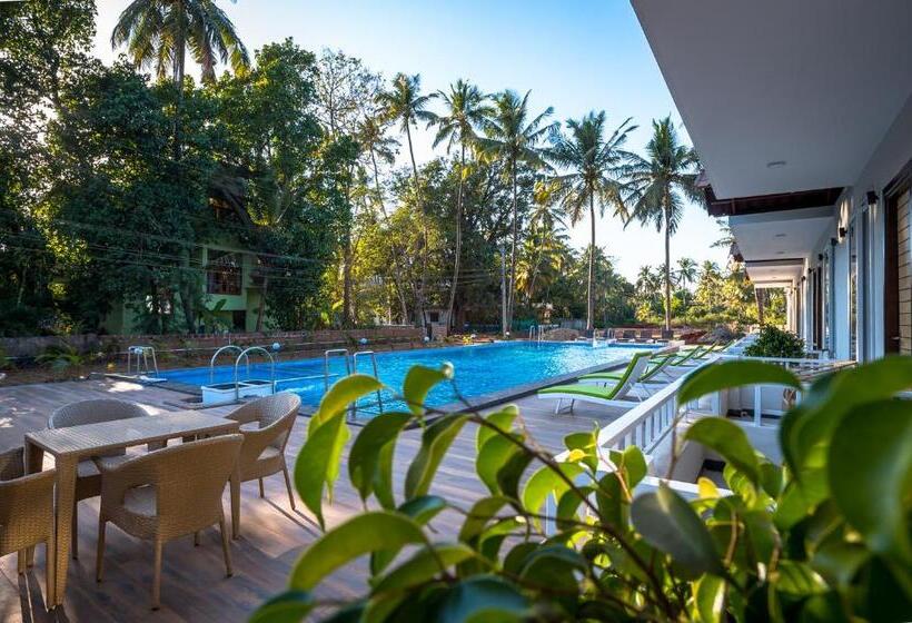 اتاق لوکس با چشم‌انداز استخر, Golden Sands Resort, Morjim