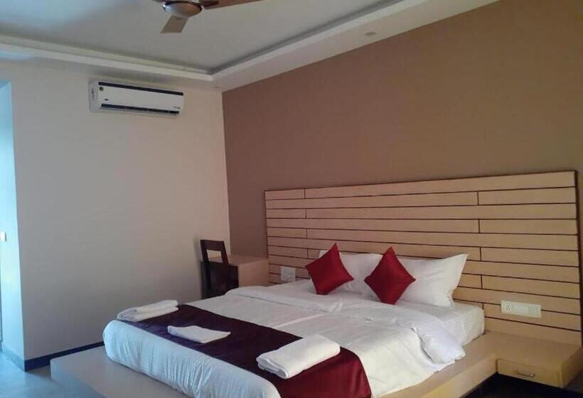 اتاق لوکس با چشم‌انداز استخر, Golden Sands Resort, Morjim