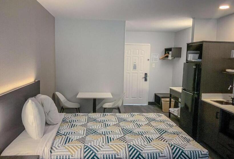 Standard Room King Bed Adapted for people with reduced mobility, Studio 6 San Angelo, Tx