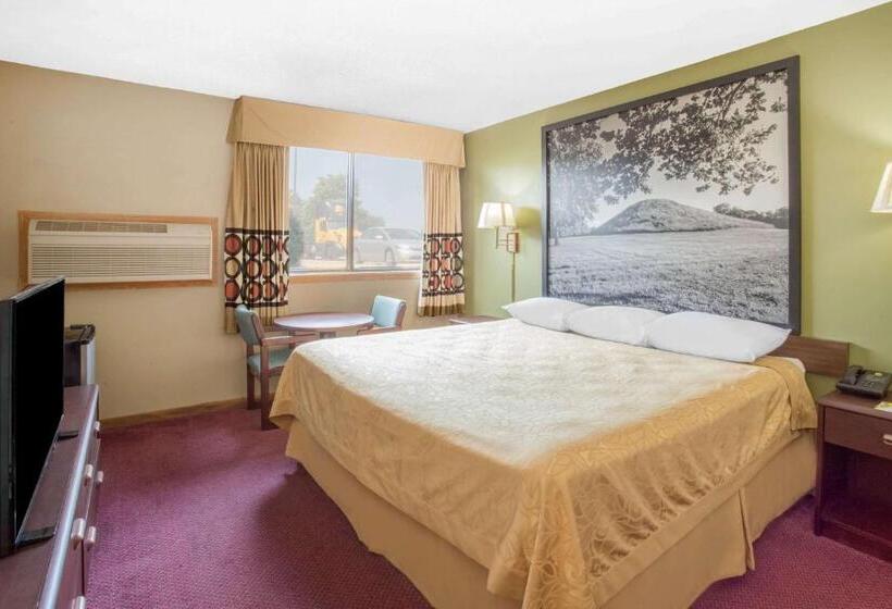 Deluxe Suite met Kingsize Bed, Super 8 By Wyndham Normal Bloomington