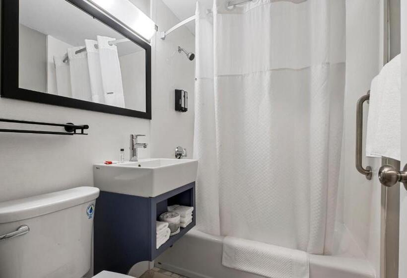 اتاق اکونومی, Inn On Arsenal