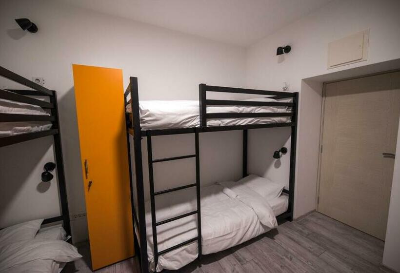 تختخواب در اتاق مشترک, Hostel Evropa