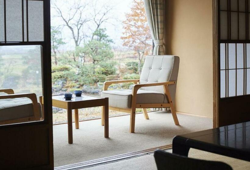 اتاق استاندارد چهارنفره با چشم‌انداز باغ, Takamiya Ryokan Sagiya Sansorai