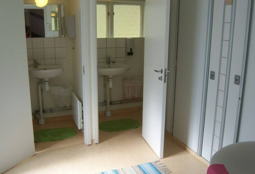 اتاق استاندارد با سرویس بهداشتی مشترک, Vandrarhemmet Mangelgården   Hostel