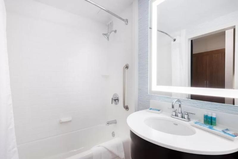 キングサイズベッドのスタンダードルーム, Holiday Inn Express Boston Waltham, An Ihg