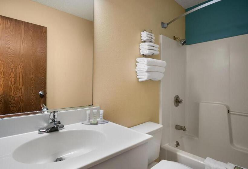 Standard Room Adapted for people with reduced mobility, Super 8 By Wyndham Peoria East