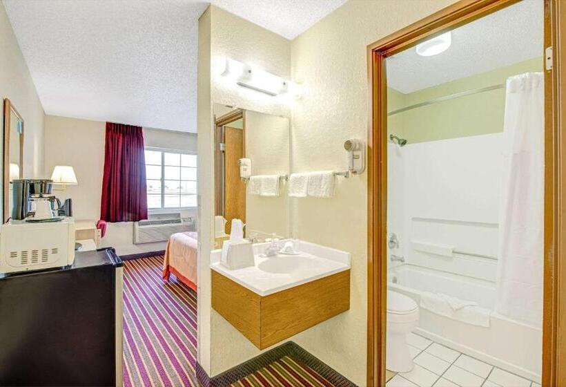 Standard Room, Super 8 By Wyndham San Antonio/fiesta