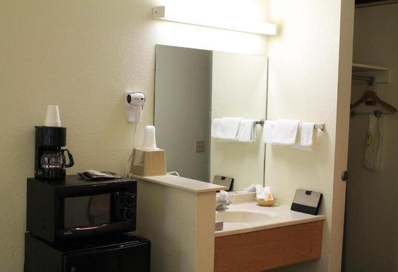 Standard Room, Super 8 By Wyndham San Antonio/fiesta