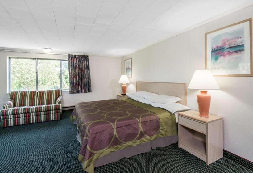 Deluxe Room King Size Bed, Super 8 By Wyndham W Yarmouth Hyannis/cape Cod