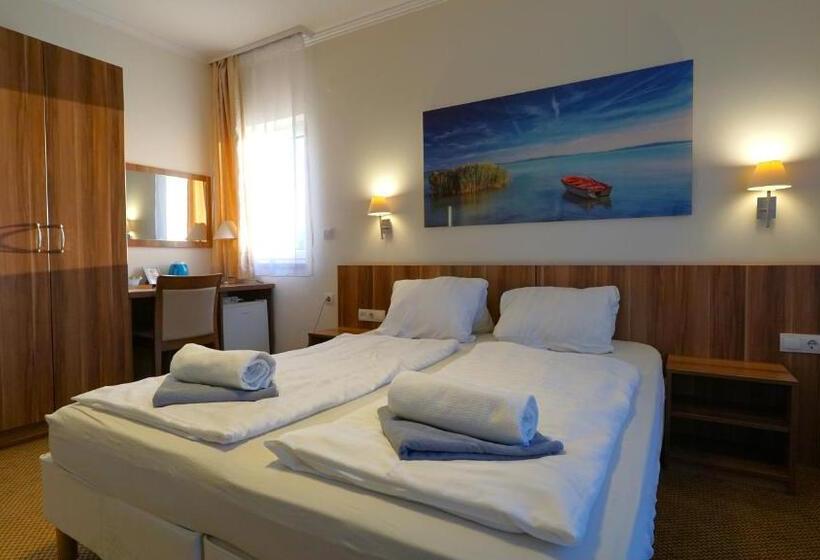 اتاق استاندارد سه تخته با بالکن, Balaton Colors Beach