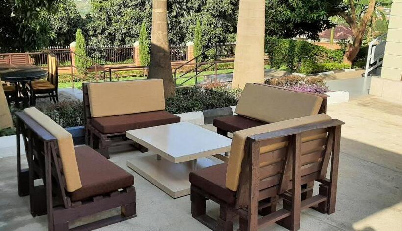 استودیوی لوکس, Airport Hill Guest House