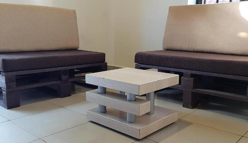 استودیوی لوکس, Airport Hill Guest House