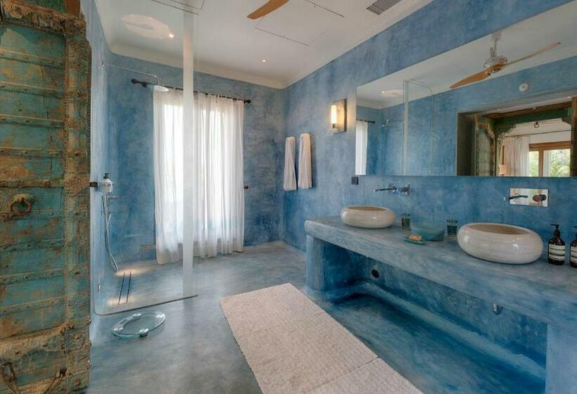 سوییت جونیور با چشم‌انداز دریا, Kahani Paradise