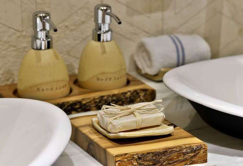 اتاق دلوکس مخصوص معلولین, The Royal Senses Resort & Spa Crete, Curio Collection Hilton