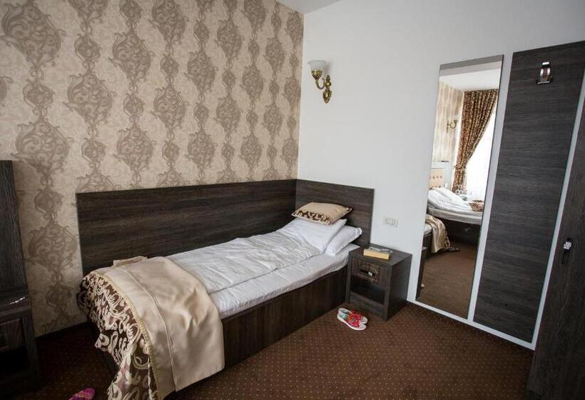 اتاق استاندارد سه تخته با بالکن, Restaurant Ayan Piatra Neamt