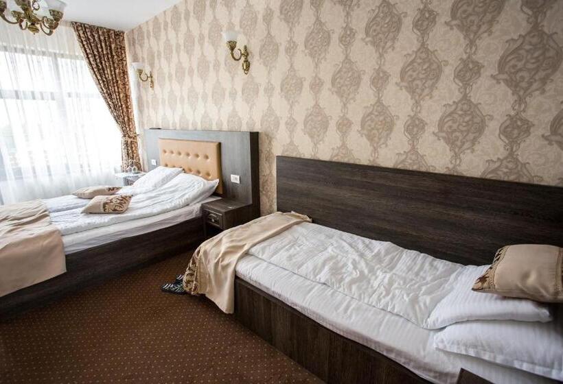 اتاق استاندارد سه تخته با بالکن, Restaurant Ayan Piatra Neamt