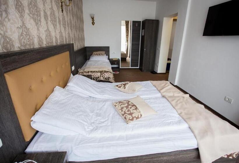 اتاق استاندارد سه تخته با بالکن, Restaurant Ayan Piatra Neamt