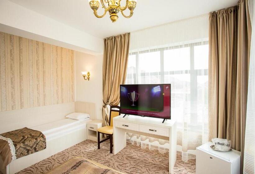 اتاق استاندارد سه تخته با بالکن, Restaurant Ayan Piatra Neamt