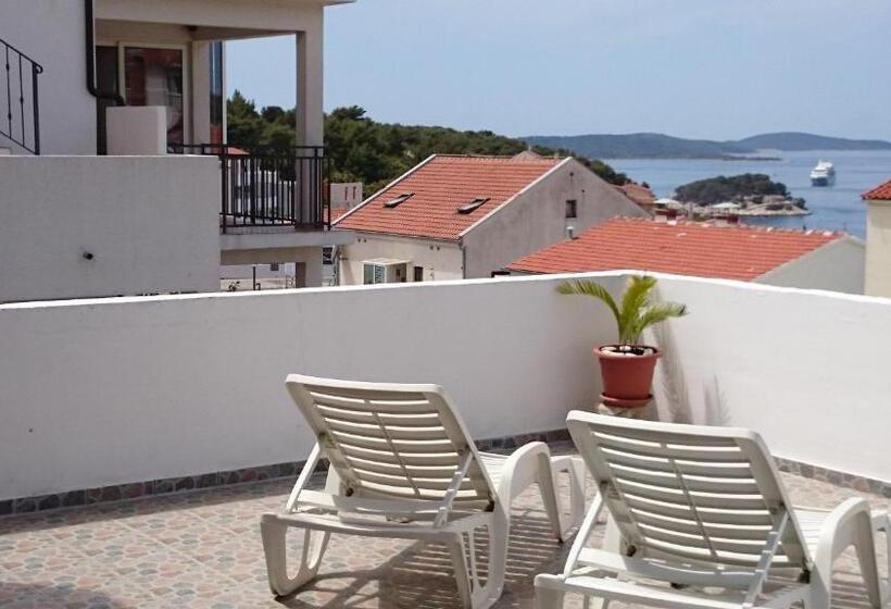 استودیوی استاندارد با چشم‌انداز دریا, Villa Paladina