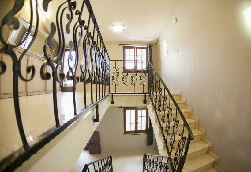 اتاق استاندارد سه نفره, Emen