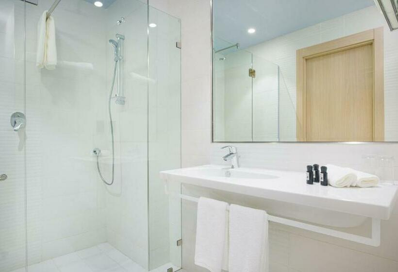 اتاق سوپریور با تخت بزرگ, Swiss Belinn Airport Muscat Oman