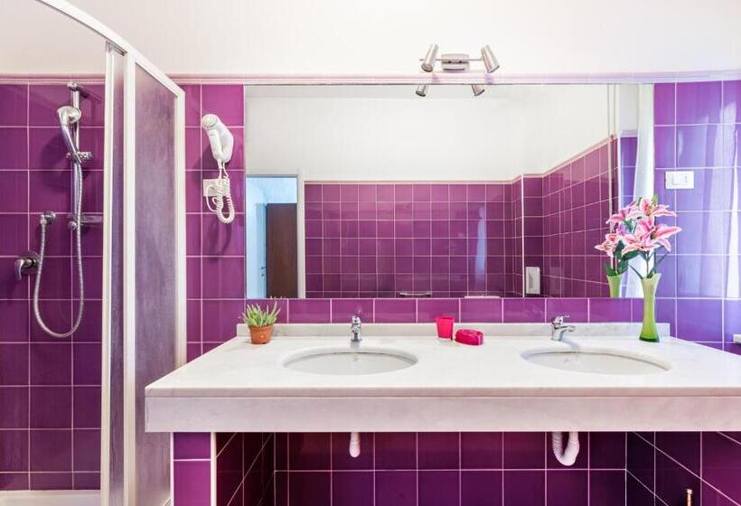 اتاق استاندارد سه نفره, Lia Rooms 4