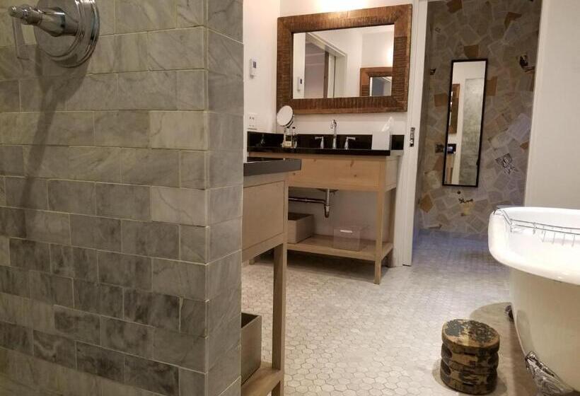 اتاق سوپریور با تخت بزرگ, The Vagabond S House Boutique Inn