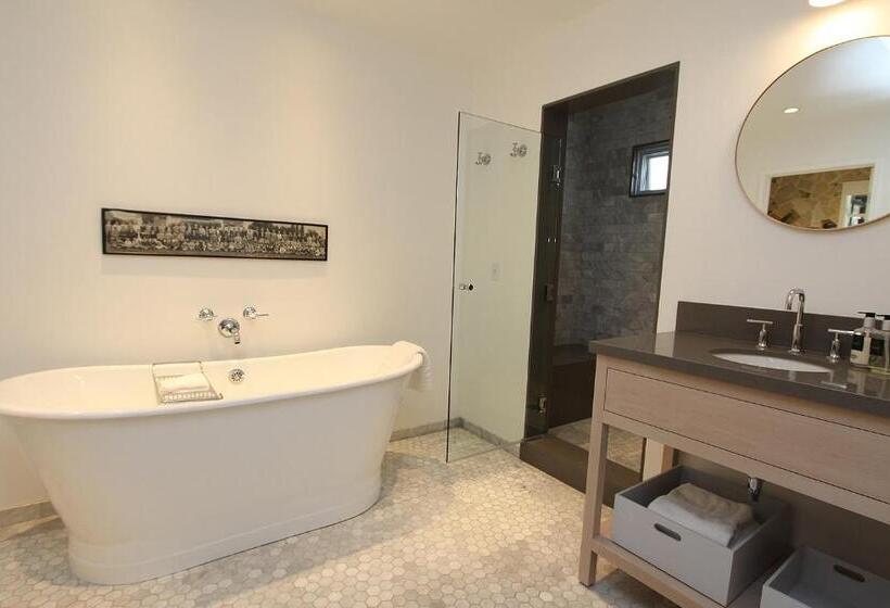 اتاق لوکس با تخت بزرگ, The Vagabond S House Boutique Inn
