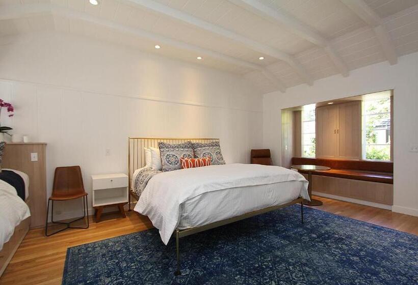 اتاق لوکس با تخت بزرگ, The Vagabond S House Boutique Inn