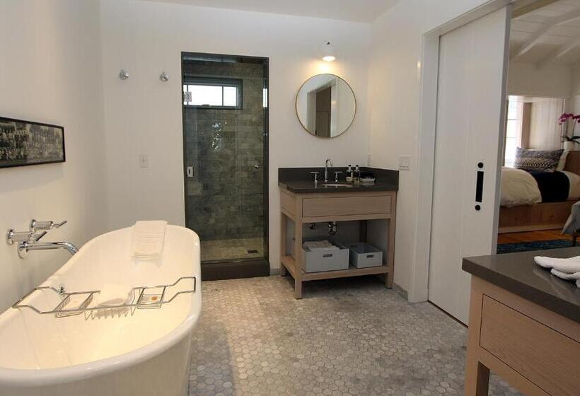 اتاق لوکس با تخت بزرگ, The Vagabond S House Boutique Inn
