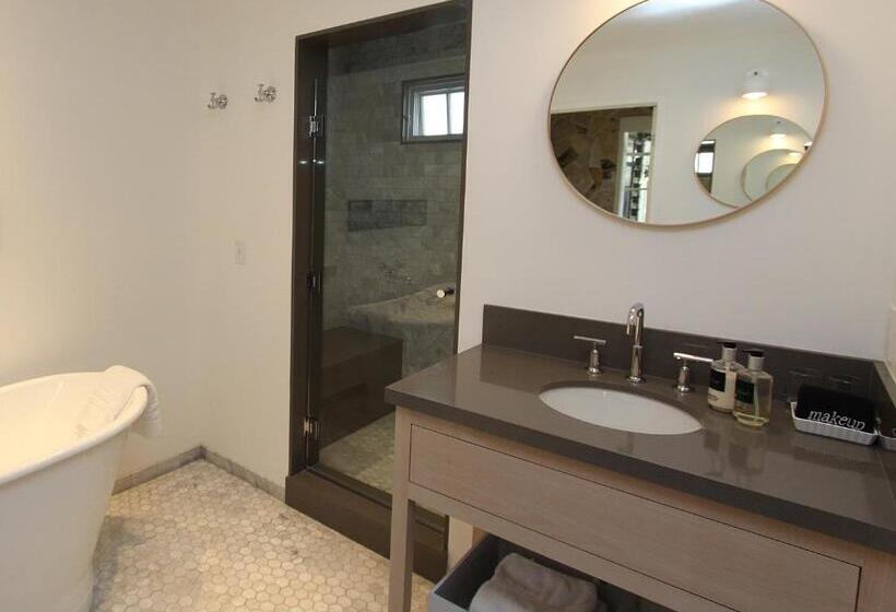 اتاق لوکس با تخت بزرگ, The Vagabond S House Boutique Inn
