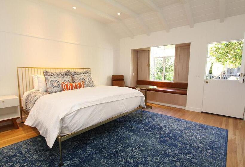 اتاق لوکس با تخت بزرگ, The Vagabond S House Boutique Inn