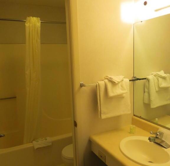 اتاق لوکس, Waterfront Inn Mackinaw City