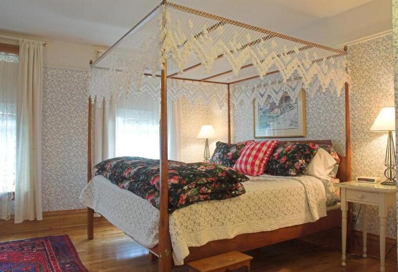 Deluxe Suite King Bed, White Lace Inn