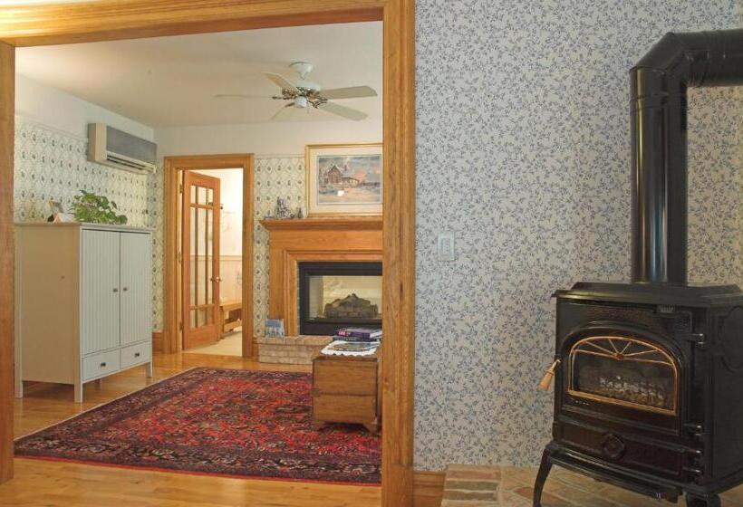Deluxe Suite King Bed, White Lace Inn