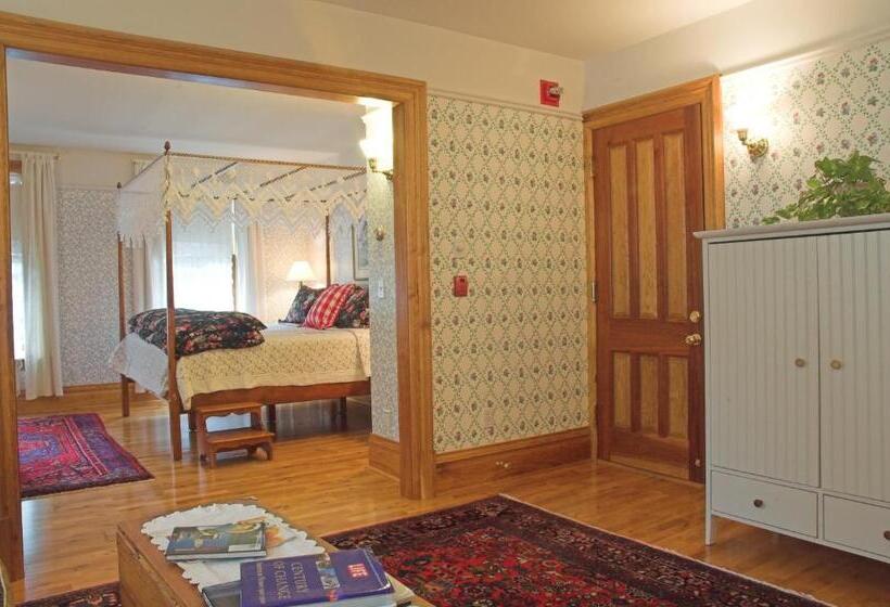 Deluxe Suite King Bed, White Lace Inn