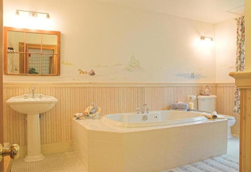 Deluxe Suite King Bed, White Lace Inn