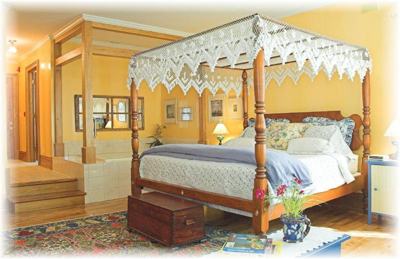 Deluxe Suite King Bed, White Lace Inn